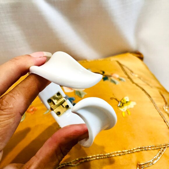 Vintage 1960s Trifari Clamp Bracelet in White Plastic - Picture 6 of 9